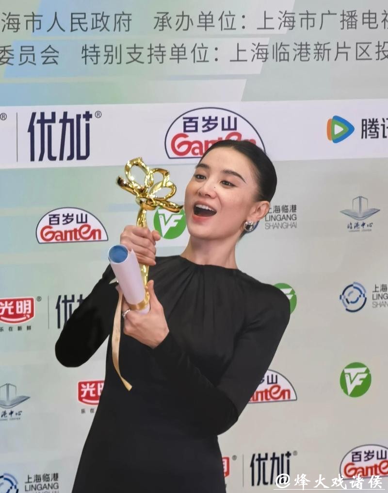 宋佳白玉兰再拿奖却把镜头从绯闻拉回作品,这份清醒你看懂了吗? 宋佳白玉兰再拿奖却把镜头从绯闻拉回作品,这份清醒你看懂了吗?